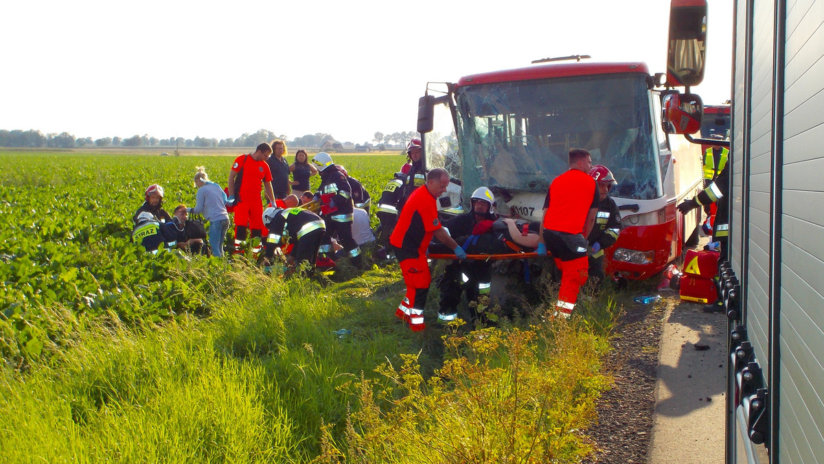 Autobus wjechał do rowu w Smardzowie koło w Oleśnicy na Dolnym Śląsku – podaje RMF FM. 14 osób zostało rannych.