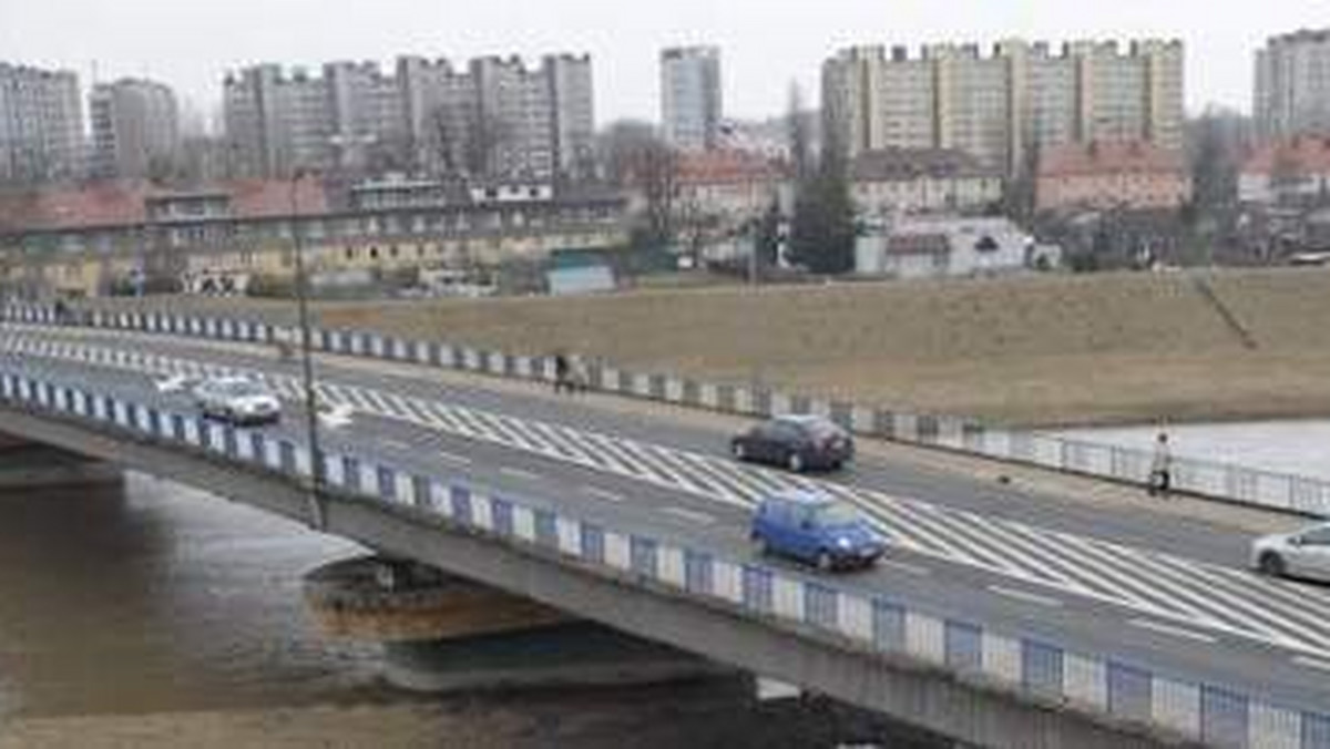 Mostem na ulicy Niemodlińskiej nie będą już mogły jeździć samochody o ciężarze większym niż 20 ton. Jedna z najważniejszych przepraw w mieście jest w coraz gorszym stanie - podaje "Nowa Trybuna Opolska".