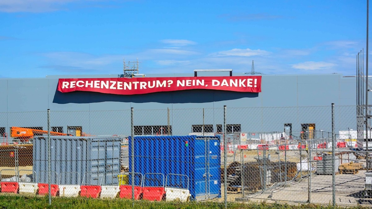 Demonštranti vstúpili na stavenisko dátového centra spoločnosti Google a vyvesili plagát s nápisom „Dátové centrum nie, ďakujeme“. Kronstorf, Rakúsko, 30. augusta 2026.