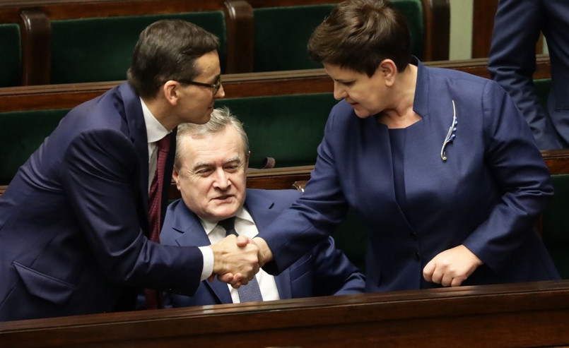 Premier Morawiecki dziękuje Beacie Szydło po swoim expose