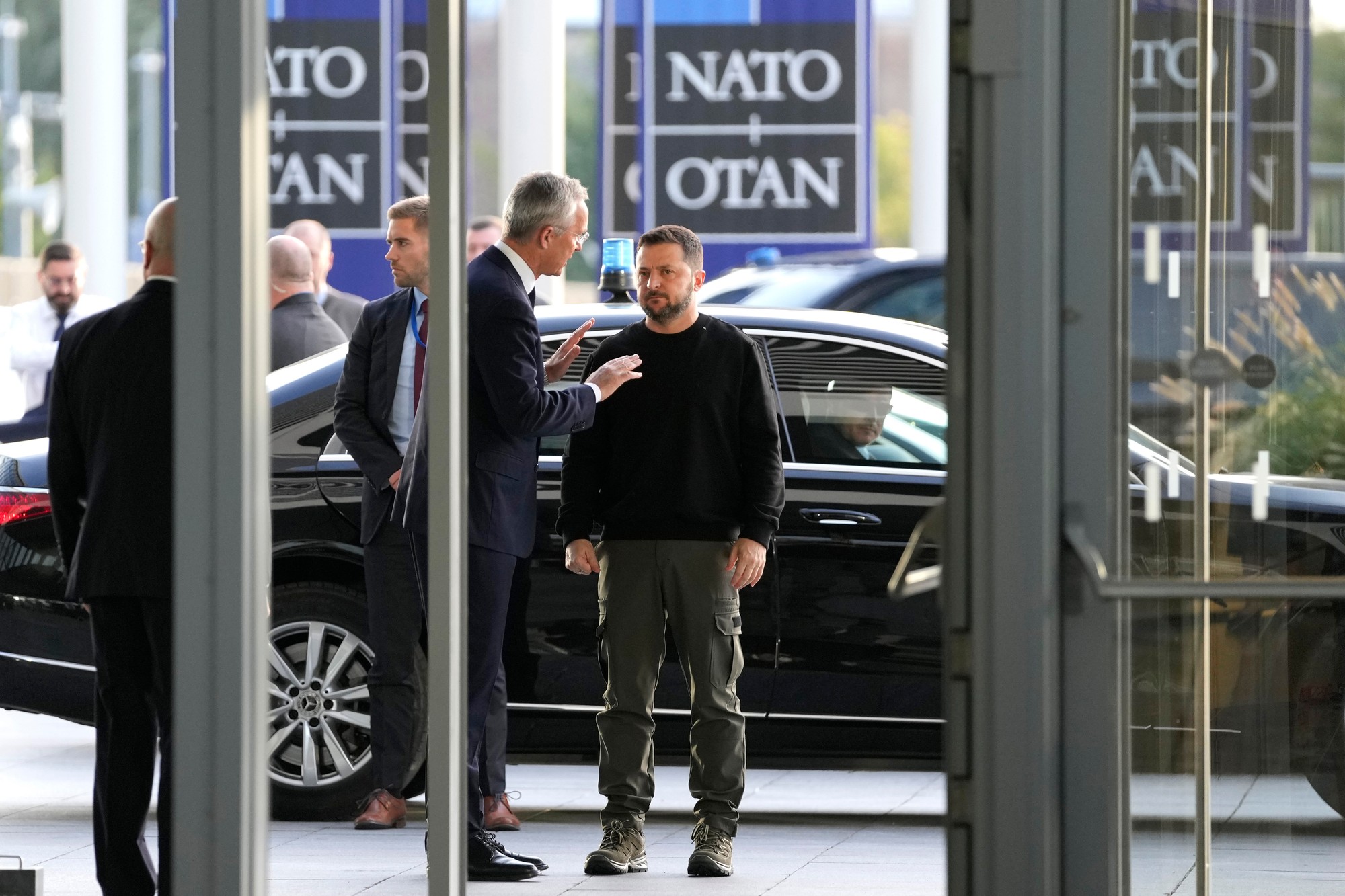 (Vpravo) je  ukrajinský prezident Volodymyr Zelenskyj a generálny tajomník NATO Jens Stoltenberg  ako sa rozrprávajú pred stretnutím ministrov obrany členských krajín NATO.