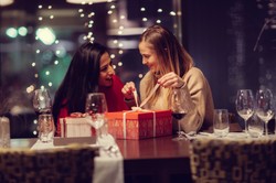 Przegląd kosmetycznych prezentów świątecznych na ostatnią chwilę. Podpowiadamy, co warto kupić