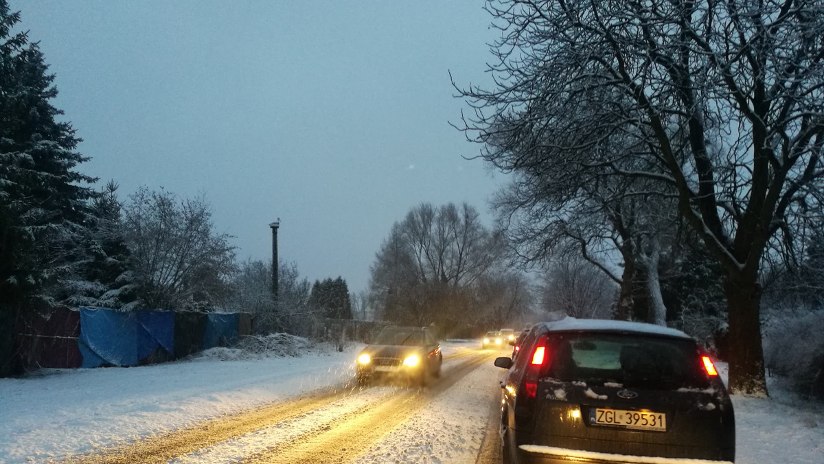 Szczecin: śnieg sparaliżował warunki na drogach