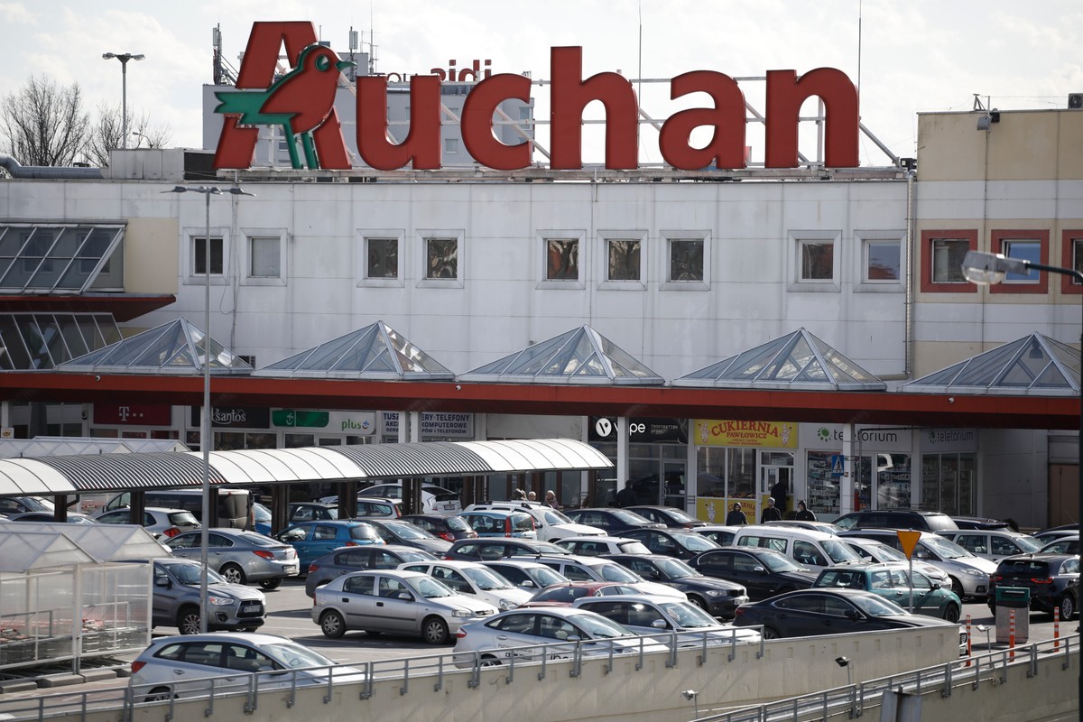 Pracownicy Auchan mają dość i skarżą się w liście. "Odebrano choćby paczki dla dzieci"