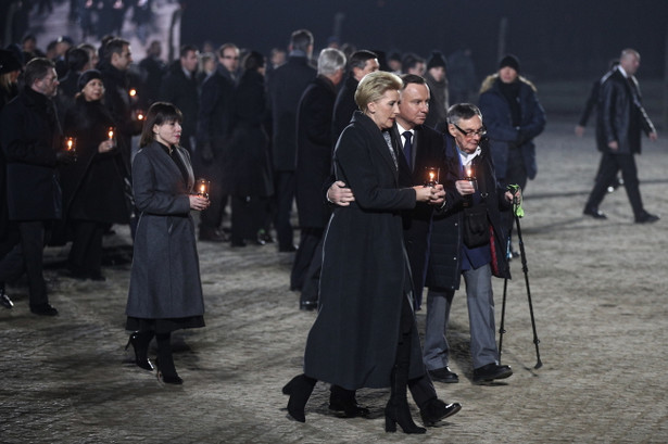 Prezydent Andrzej Duda z małżonką oraz były więzień Marian Turski podczas uroczystości wyzwolenia obozu Auschwitz
