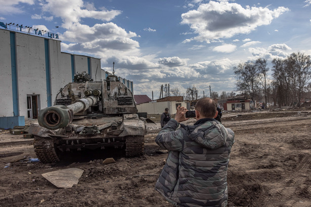 Zniszczony rosyjski czołg w miejscowości Trostianec