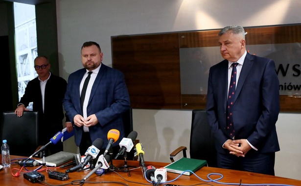 Dyrektor kopalni Marian Zmarzły (2L), dyrektor ds. pracy Aleksander Szymura (P) oraz kierownik zespołu komunikacji JSW Tomasz Siemieniec (L) podczas konferencji prasowej w siedzibie kopalni JSW Pniówek w Pawłowicach