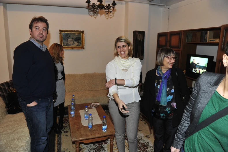 Saranda (u sredini), autorka izložbe u dnevnoj sobi, glavnom delu izložbe