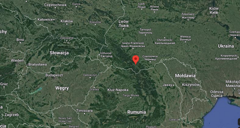 Łuk Karpat i zaznaczona wieś Krzyworównia (google.com/maps)