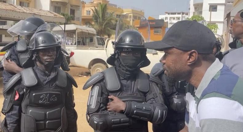 Ousmane Sonko face aux barrières des policiers à la Cité Keur Gorgui