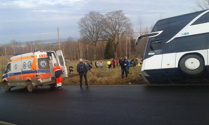 Autobus z dziećmi wpadł do rowu