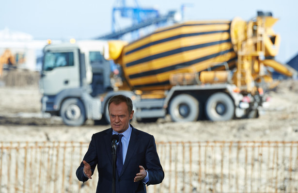 Premier Donald Tusk przemawia podczas uroczystości wmurowania kamienia węgielnego pod nowy terminal naftowy w gdańskim Porcie Północnym. FOT: PAP/Adam Warżawa