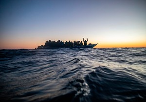 Ilustracija: migranti na čamcu