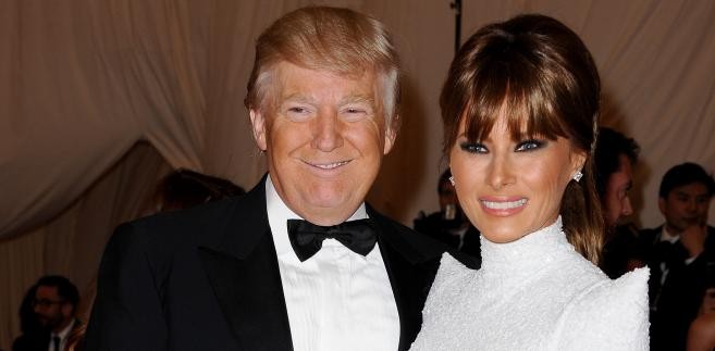 Na ślub Donalda Trumpa z młodszą o 24 lata Melanią tylko koszykarz i gwiazda NBA Shaquille O’Neale przybył bez kwiatów. Sportowiec wyznał bowiem szczerze, że nie zna się na kwiatach i nie umiał wybrać odpowiednich. <br>
Sprezentował za to małżonkom rolls-royce’a phantoma. Dokładnie takiego samego, jakim jeździł John Lennon – od lat idol Trumpa. Auto było warte 350 tysięcy dolarów.