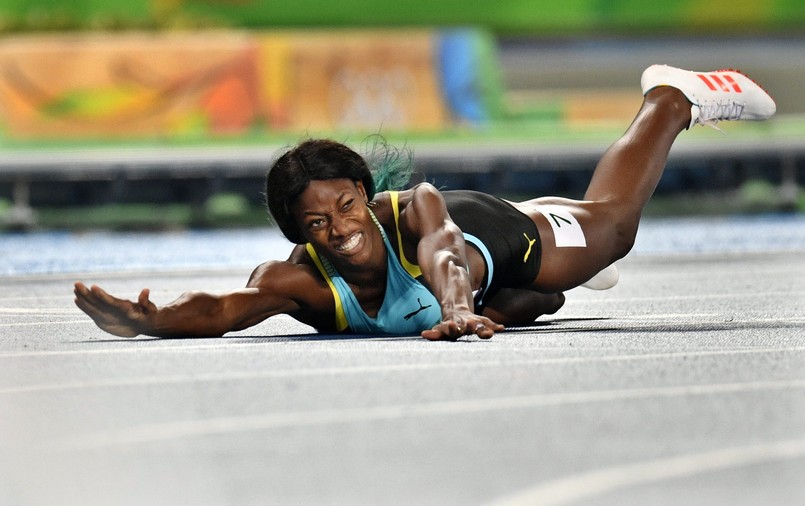 Shaunae Miller rzuciła się na bieżnię. Dzięki temu została mistrzynią olimpijską w biegu na 400 m