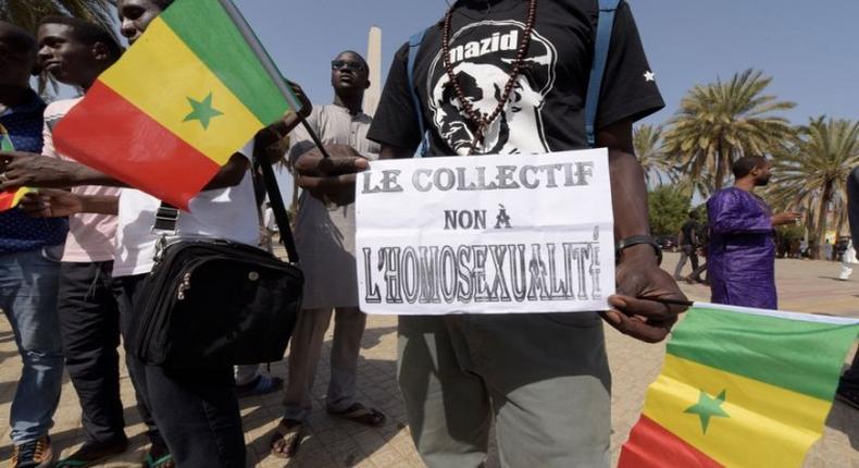 Un manifestant anti agenda LGBT à la place de la nation