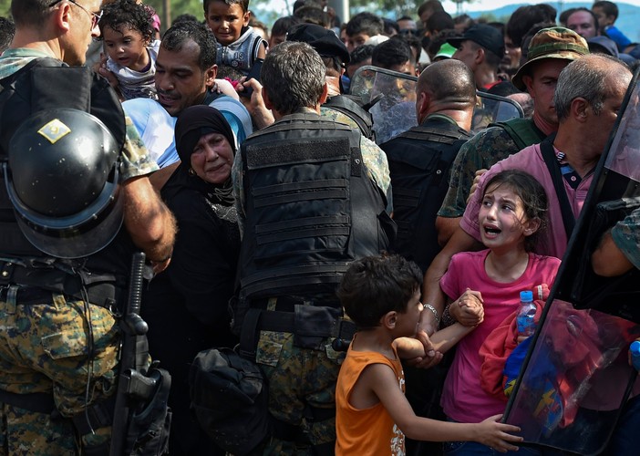 Koszmar uchodźców. Tysiące imigrantów kontra policja na granicy grecko-macedońskiej