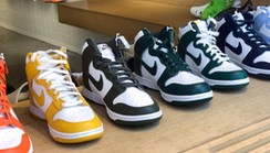 Thieves steal 200 sneakers without knowing they’re all for the right foot