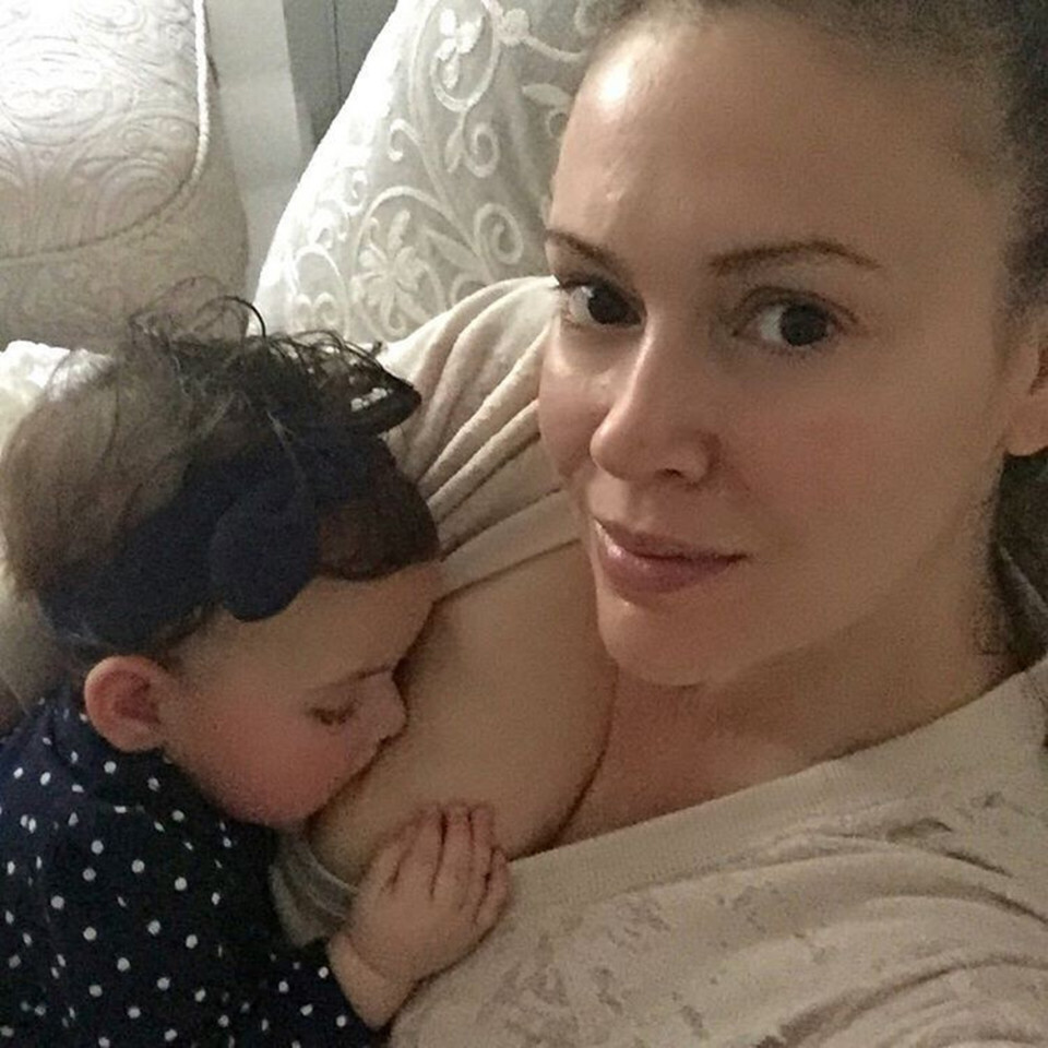 Alyssa Milano karmi córkę piersią