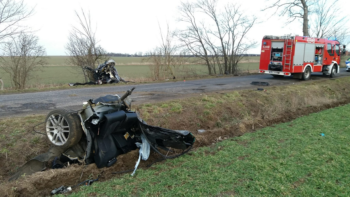 Wypadek w Wojsławicach. Samochód rozpadł się na dwie części