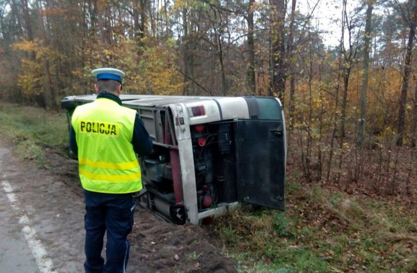 Autobus szkolny wywrócił się z dziećmi. 7 uczniów w szpitalu