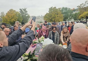 Dino Bešlić prima saučešće na groblju