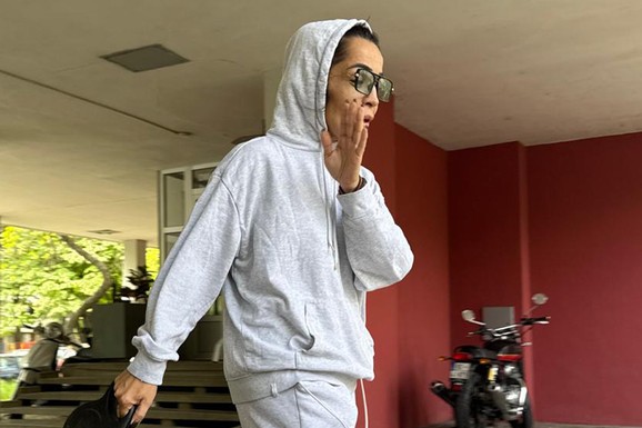 MARIJA BULAT BILA 10 SATI U POLICIJI Izašla iz stanice sa kesom u ruci, sve vreme priča na telefon