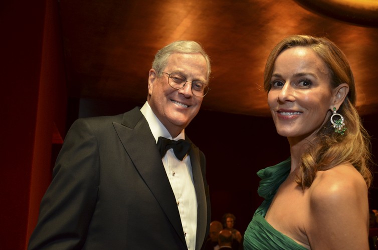 7. David Koch; 

Narodowość: amerykańska; 
Majątek wyceniany na: 44,2 mld USD; 
Od początku 2013 r. zarobił: 3,3 mld USD. 

David Koch jest wiceprezesem Koch Industries, jednej z największych na świecie spółek zamkniętych (o małej liczbie wspólników/akcjonariuszy). Firma działa w wielu branżach, m.in. w petrochemii, rurociągach, handlu surowcami, hodowli, produkcji masy papierowej. Koch Industries sprzedaje rocznie towary o wartości 115 ld USD. W rękach Davida Kocha znajduje się 42 proc. udziałów. Koch był kandydatem na wice-prezydenta w wyborach w 1980r. z ramienia Partii Libertariańskiej. Jest aktywistą i filantropem. Wspiera badania nad rakiem prostaty od czasu, gdy zdiagnozowano u niego tę chorobę.

Na zdjęciu: David Koch z żoną Julią