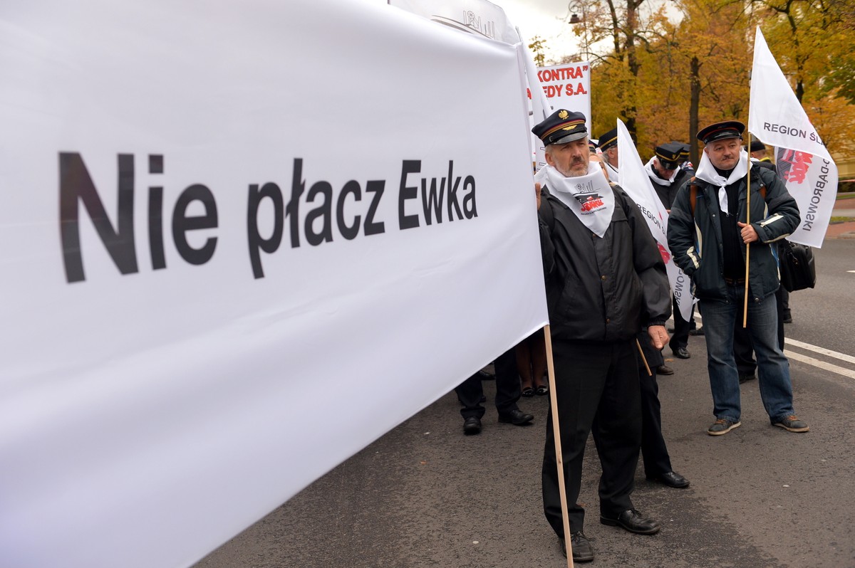 Związkowcy z regionu śląsko-dąbrowskiego manifestują przed KPRM w Warszawie