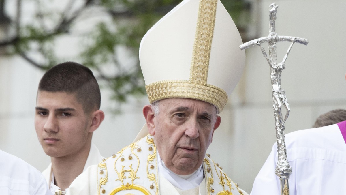 <strong>Od 7 do 12 tysięcy osób uczestniczyło według różnych źródeł w mszy świętej odprawionej przez papieża Franciszka w Sofii w pierwszym dniu jego wizyty w Bułgarii. Papież przestrzegał wiernych przed niebezpieczeństwem "szarego pragmatyzmu".</strong>