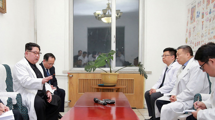Kim Dzsong Un egyeztet az orvosokkal /Fotó: AFP