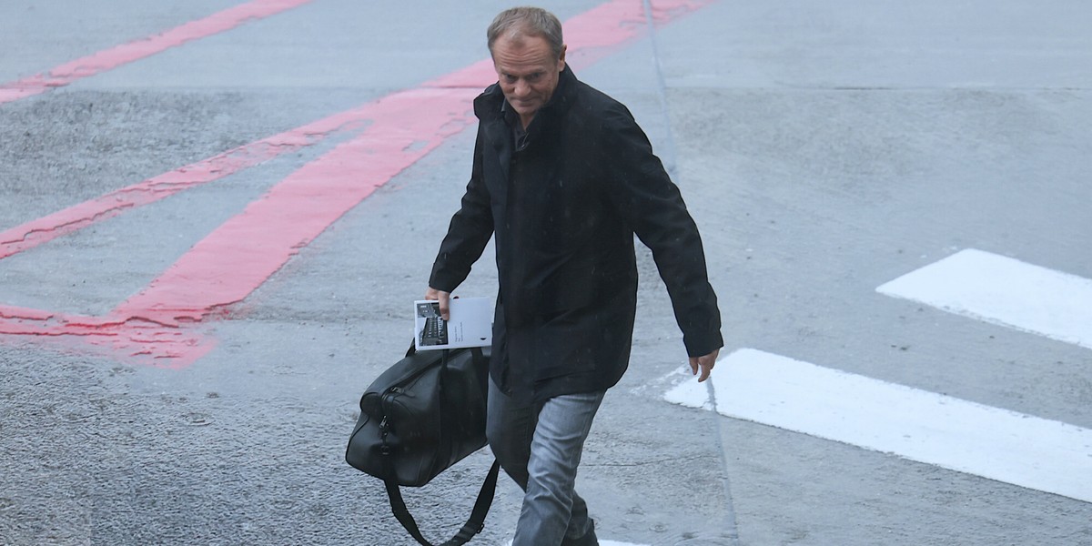 Donald Tusk na lotnisku w Brukseli.