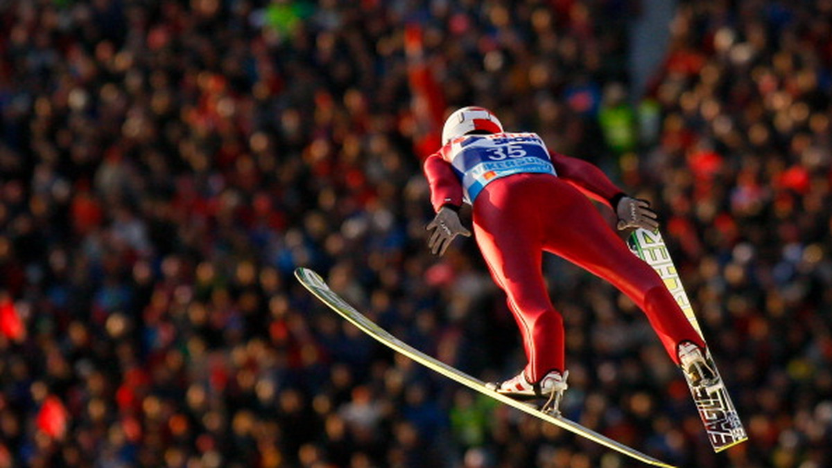 Gregor Schlierenzauer wygrał serię próbną przed dzisiejszym konkursem PŚ w Lillehammer. Austriak skokiem na odległość 99 metrów o 1.2 pkt wyprzedził drugiego Taku Takeuchi. Na trzecim miejscu uplasował się Thomas Morgenstern, tuż przed Andersem Bardalem i Manuelem Fettnerem - informuje serwis skijumping.pl.