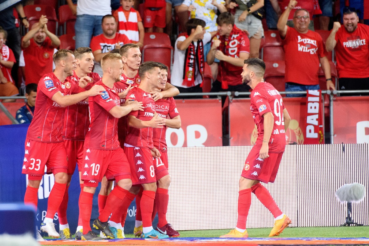 Zawodnicy Widzewa Łódź cieszą się z gola podczas meczu piłkarskiej Ekstraklasy z Wisłą Płock
