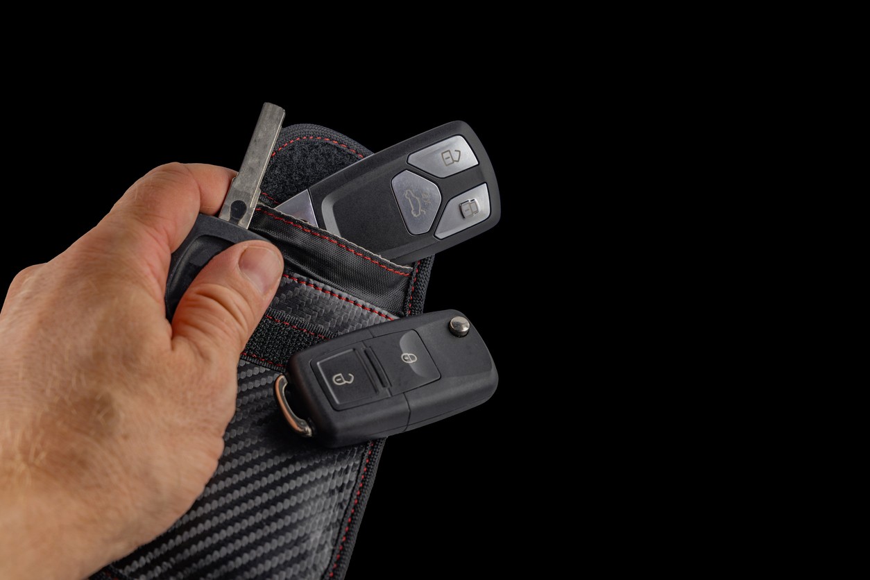 Špeciálne tieniace puzdro na kľúčik blokuje rádiový signál a účinne bráni krádeži metódou „na kufrík“. Stojí len niekoľko eur. 