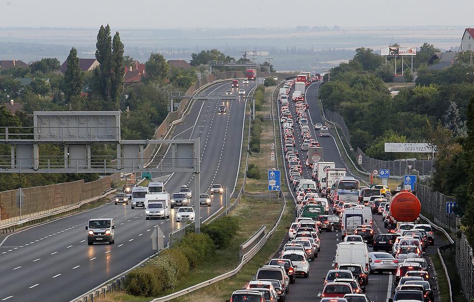 Az M7-esen a Velencei-tó és a Balaton felé a nyári csúcsszezonban rend-szeresek a kilométeres dugók /Fotó: RAS-archív