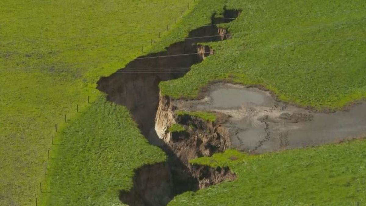 W Nowej Zelandii, na jednej z farm pojawiła się ogromna szczelina. Ma około 200 metrów długości i pozwala zobaczyć skały, które znajdują się 20 metrów pod powierzchnią ziemi.