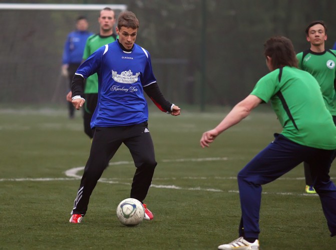 Piotr Żyła jak Donald Tusk. Też lubi haratać w gałę