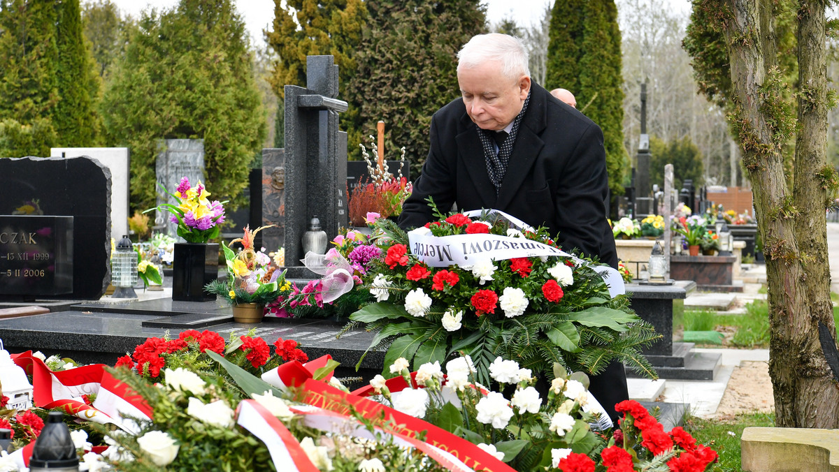 Jarosław Kaczyński złożył kwiaty na grobach ofiar katastrofy smoleńskiej na Cmentarzu Parafialnym w Grabowie