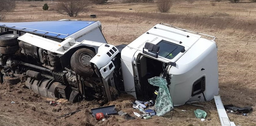 Demolka na drodze koło Torunia. Zderzyły się trzy ciężarówki [ZDJĘCIA]