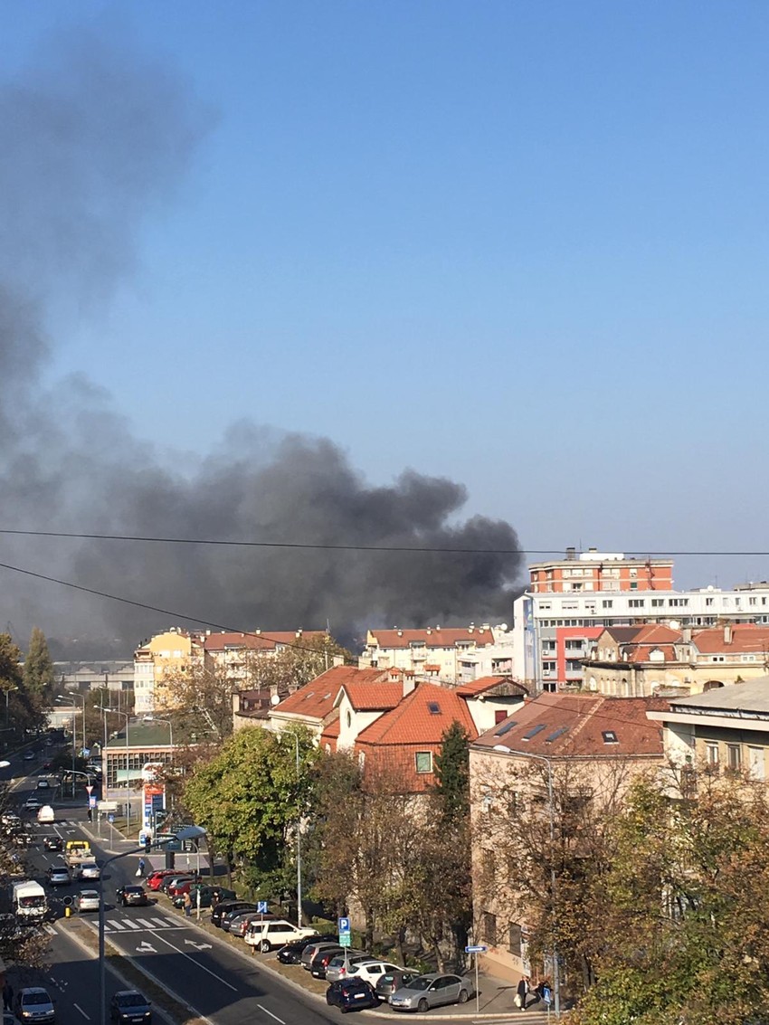 Iz pravca stanice vio se gust dim