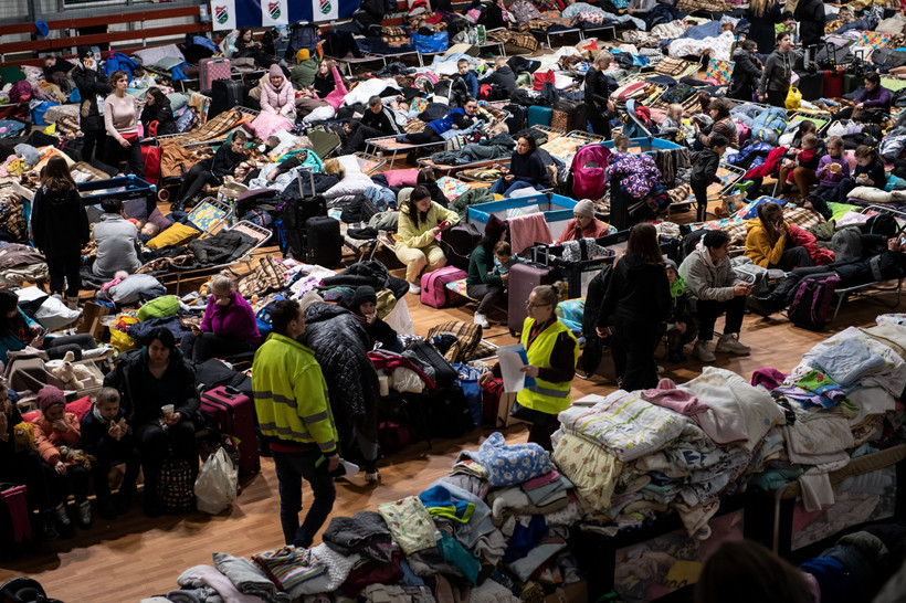Uchodźcy z Ukrainy w punkcie recepcyjnym w hali MOSiR w Hrubieszowie
