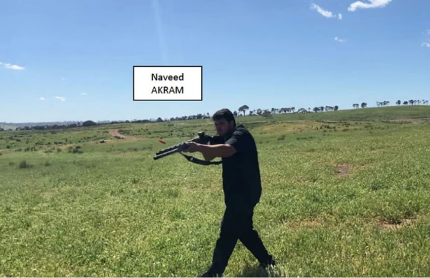 Slika Navida Akrama kako vežba i puca pre napada