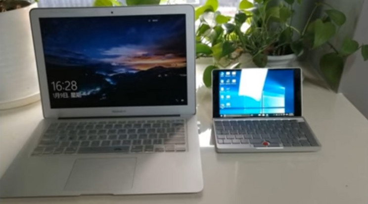Nagy a különbség a mini laptop és a rendes változata között / Fotó: YouTube