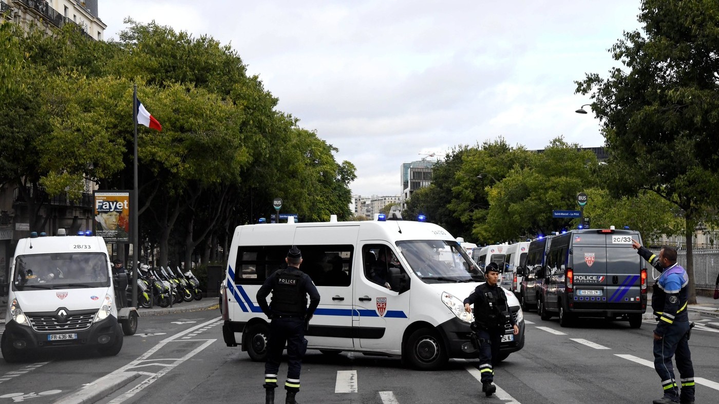Mai multe muzee vor fi închise sâmbătă, la Paris, când se anunță o nouă zi de proteste. Cum se pregătesc orașele pentru evitarea tulburărilor și a jafurilor