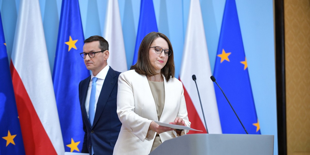 Minister finansów Magdalena Rzeczkowska i premier Mateusz Morawiecki