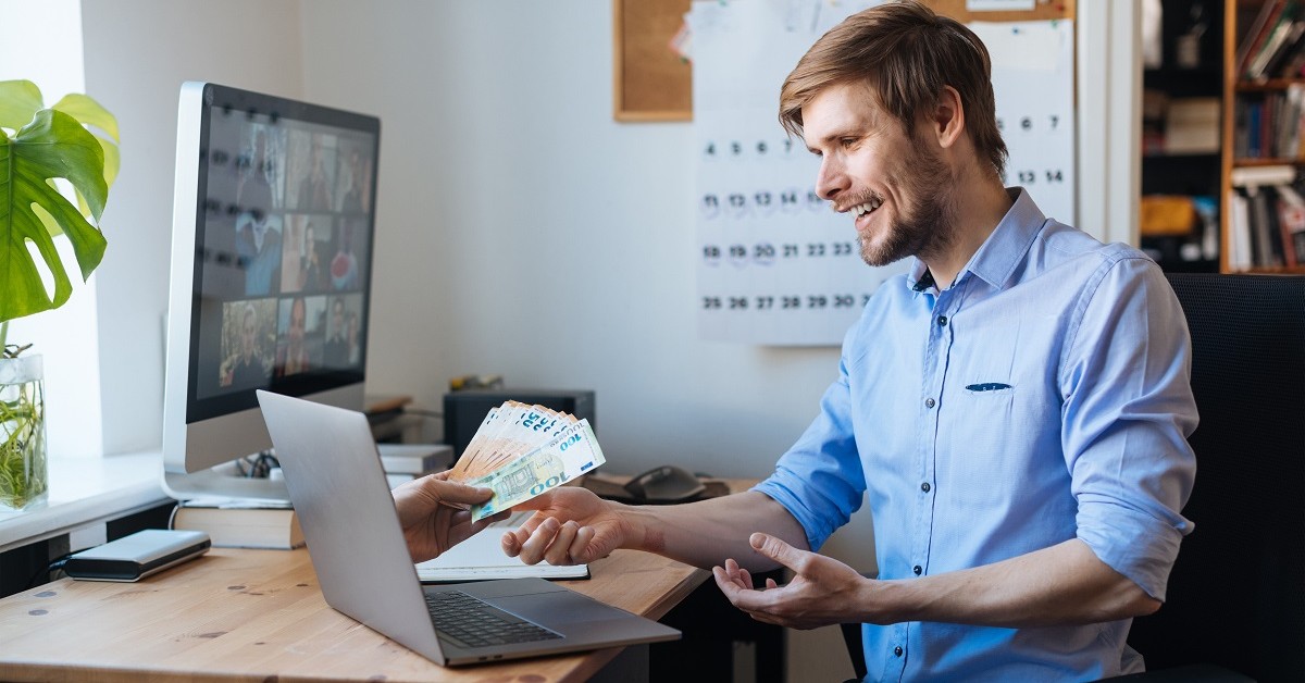 Jak sprawdzić status zwrotu podatku z PIT. Prosty poradnik krok po kroku