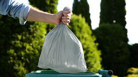 500 zł mandatu i podwyżka opłat za śmieci. To kara za te opakowania w koszu, więc lepiej ich tam nie wyrzucaj