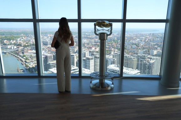 (VIDEO) CEO BEOGRAD NA DLANU! Otvoren vidikovac na 41. spratu Kule Beograd: Do vrha za samo 25 sekundi, evo koliko košta