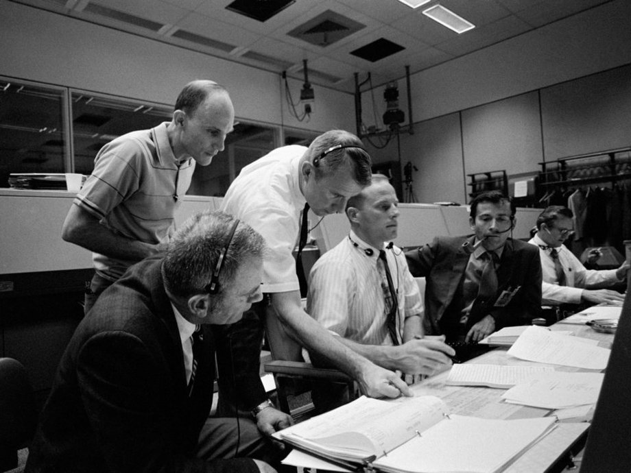 Na krzesłach od lewej do prawej:  szef zespołu astronautów Donald Slayton, operator łączności Jack Lousma i członek załogi rezerwowej Apollo 13 John Young w centrum kontroli misji. Parę godzin później, 13 kwietnia 1970 roku, załoga misji zgłosiła problemy